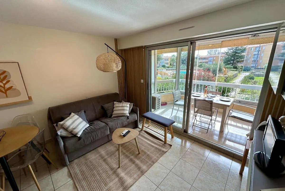 Bedroom Apartment In Le Lavandou Pool Parking Francia